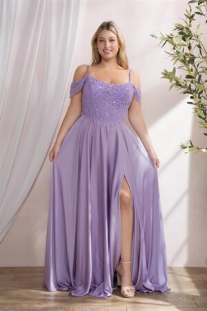 Vestido lila de noche con corpiño de varillas, encaje con pedrería y falda larga con abertura